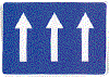 CALZADA DE SENTIDO UNICO. Indica que, en la calzada que se prolonga en la direccin de las flechas (tres carriles), los vehculos deben circular en el sentido indicado por stas y que est prohibida la circulacin en sentido contrario.