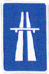 AUTOPISTA. Indica el principio de una autopista y, por tanto, el lugar a partir del cual se aplican las reglas especiales de circulacin en este tipo de va. El smbolo de esta seal puede anunciar la proximidad de una autopista o indicar el ramal de una interseccin que conduce a una autopista.